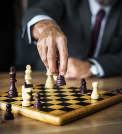 探讨移动游戏新趋势：以“影之诗进化对决”为例，解析卡牌游戏的战略性与娱乐性并重的未来发展