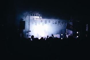 迷失暗室：有部游戏要拿手电筒照着打的刺激冒险